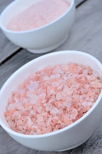 Mangkuk dengan garam merah muda — Stok Foto
