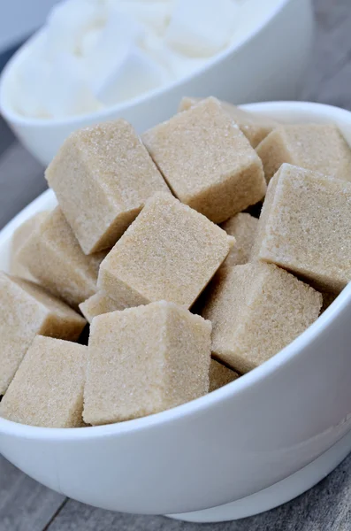 Taças de cerâmica com cubos de açúcar — Fotografia de Stock