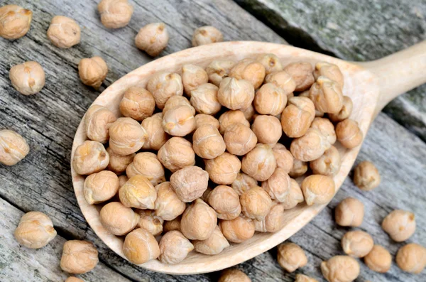 Cuillère en bois avec pois chiches — Photo