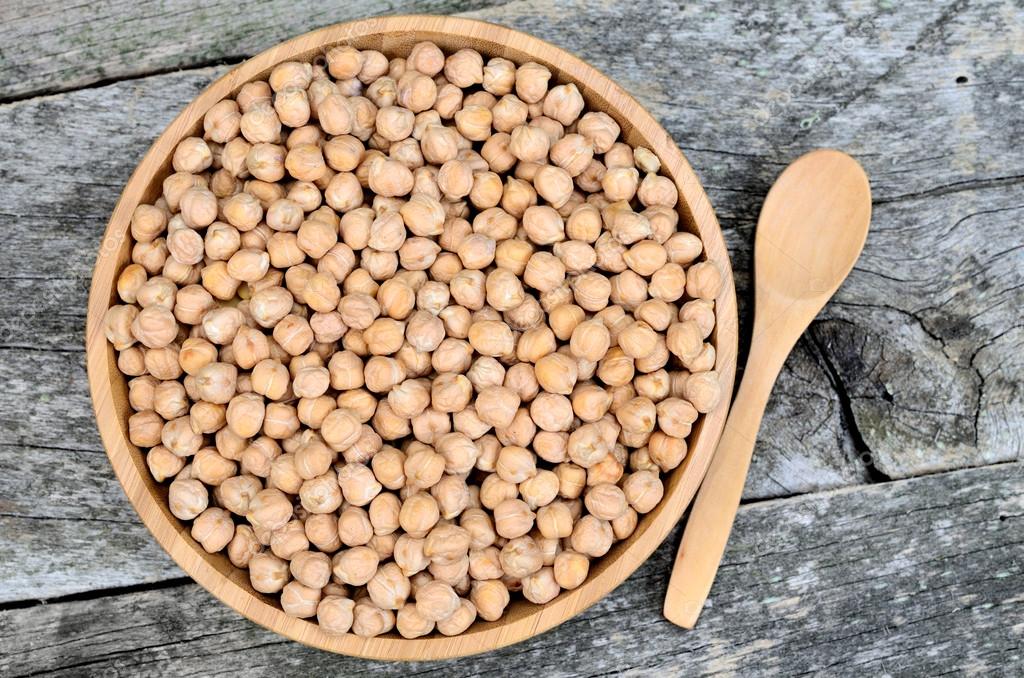 Bamboo bowl with chick peas — Free Stock Photo © deeaf #118839008