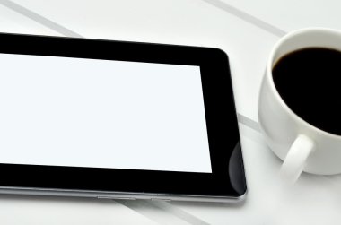 Boş tablet kahve fincanı ile