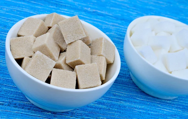 Cubos de azúcar en cuencos — Foto de Stock