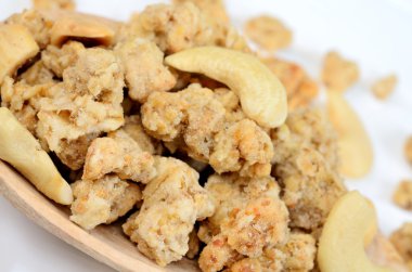 içinde tahta kaşık müsli