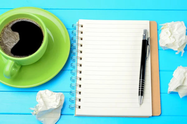 Notizblock mit zerknülltem Papier und Kaffee — Stockfoto