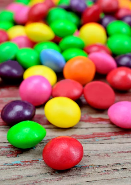 Molte caramelle sul tavolo — Foto Stock