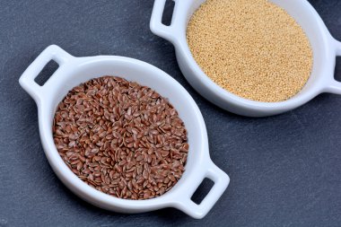 Flaxseeds mor bir seramik kase ile