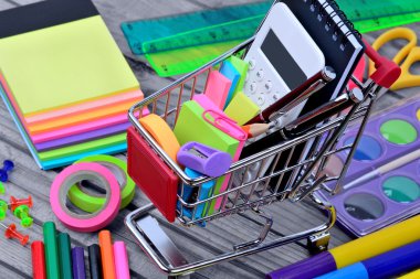 Alışveriş sepeti ile birçok nesneleri okul