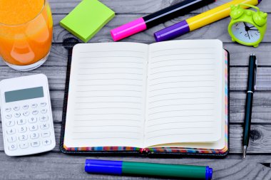 Ahşap masa üzerinde birçok iş nesneleri