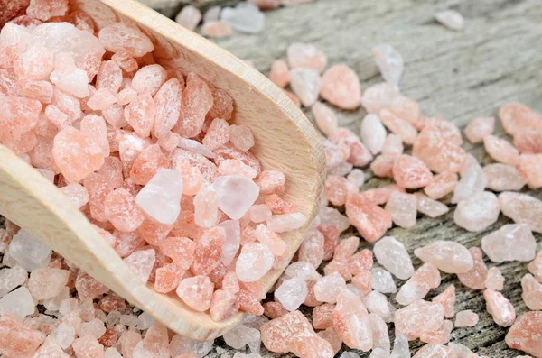 Himalayan pink salt in a wood scoop — Stok Foto
