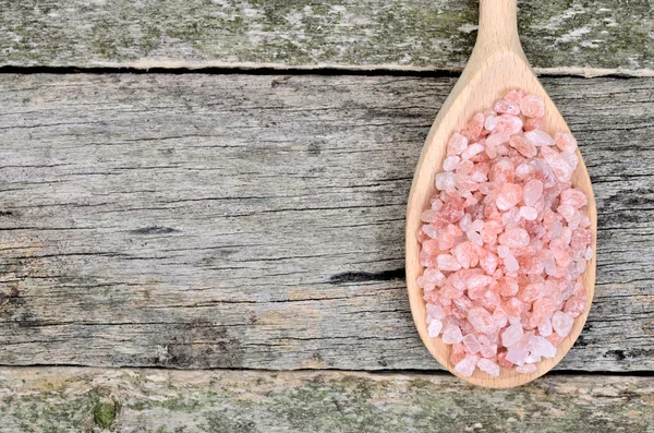 Garam merah muda dalam sendok kayu — Stok Foto