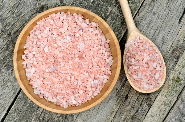 Cuenco con sal rosa y cuchara de madera — Foto de stock gratis