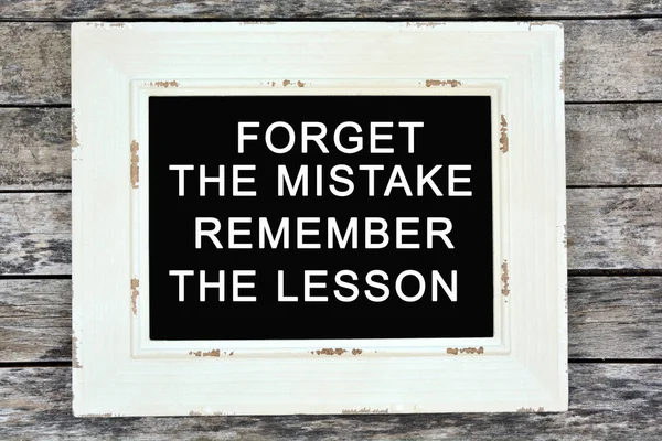 忘记错误记住写在黑板上的课 具有启发性的引述 — 图库照片
