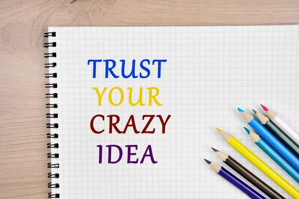 Εμπιστευτείτε Την Τρελή Ιδέα Σας Γραμμένο Σελίδα Σημειωματάριο — Φωτογραφία Αρχείου