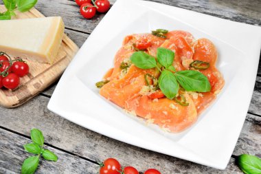 Kırmızı kalpli ravioli, vişneli domates, mozzarella, parmesan ve fesleğen.