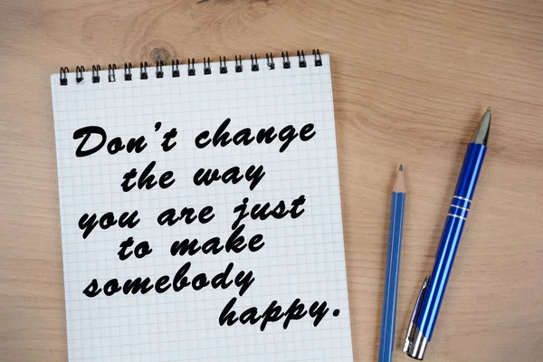 Змінюйте Просто Щоб Зробити Когось Щасливим Ноутбуці Натхненна Цитата — стокове фото
