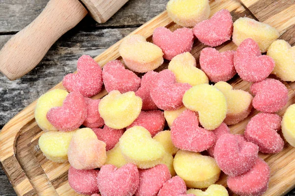 Eski Bir Masada Ahşap Bir Pimi Olan Renkli Gnocchi Kalpler — Stok fotoğraf