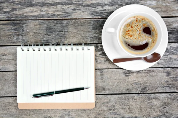 Bloc Notas Vacío Con Bolígrafo Taza Café Una Mesa Vintage — Foto de Stock