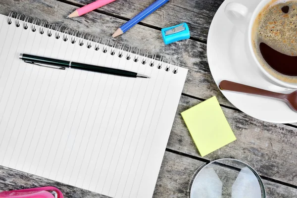 Leeres Notizbuch Mit Stift Bleistift Und Kaffeetasse Auf Dem Schreibtisch — Stockfoto