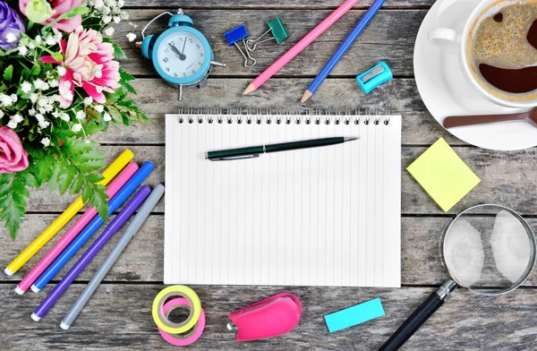 펜, 화려 한 연필, 시계, 꽃, 커피 잔 이 있는 텅 빈 공책 로열티 프리 스톡 이미지