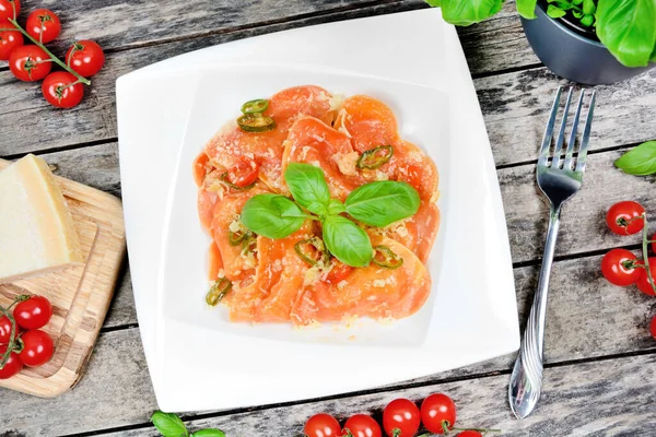 Piatto Con Ravioli Cuore Rosso Con Pomodoro Ciliegia Mozzarella Parmigiano Immagine Stock