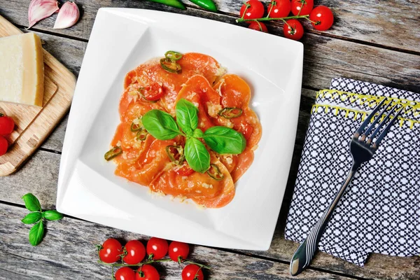 Talerz Czerwonym Ravioli Serca Pomidorem Wiśniowym Mozzarellą Parmezanem Bazyliką Tle Zdjęcie Stockowe