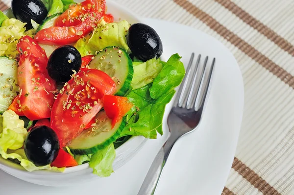 Schüssel mit Salat — Stockfoto