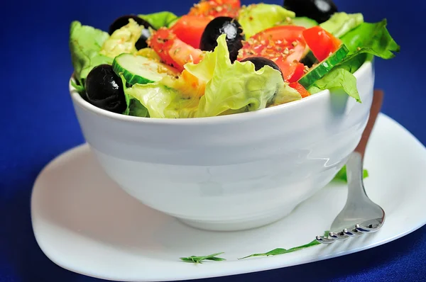 Schüssel mit Salat — Stockfoto