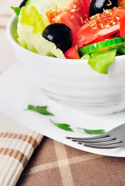 Schüssel mit Salat — Stockfoto