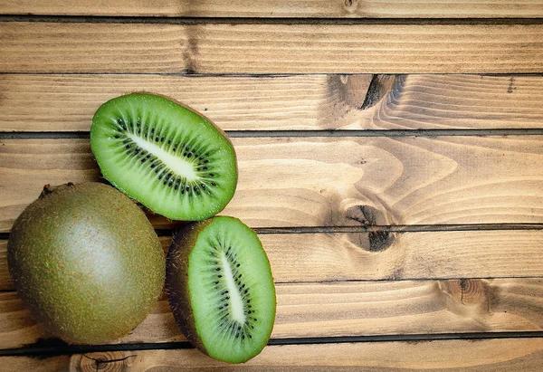 Kiwi op houten tafel — Stockfoto