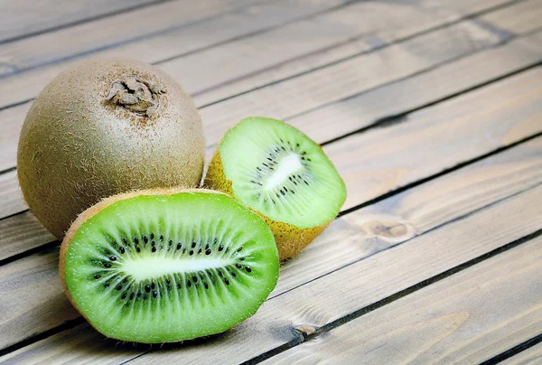 Kiwi vruchten op tafel — Stockfoto