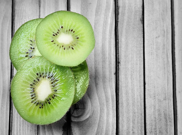 Kiwi fruit op houten tafel — Stockfoto