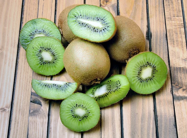 Kiwi vruchten op tafel — Stockfoto