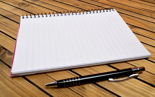 Bloco de notas vazio com caneta — Fotografia de Stock