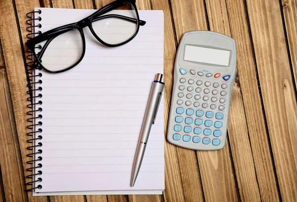 Notepad op een houten tafel — Stockfoto