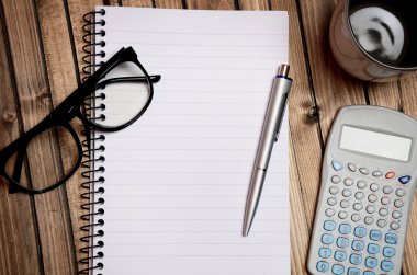 dizüstü bilgisayar ve malzemeler