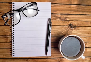 defter ve kahve Kupası