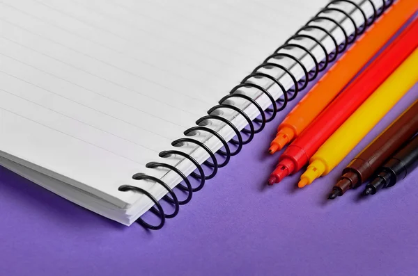 Cuaderno con marcador de colores —  Fotos de Stock