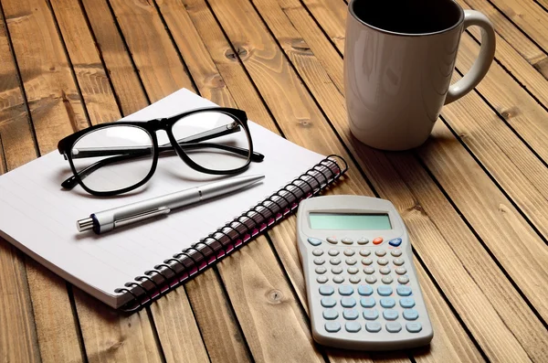 Cuaderno de notas y suministros en la mesa —  Fotos de Stock