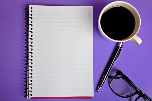 Tom anteckningsbok med kaffekopp — Stockfoto