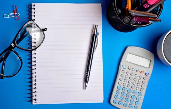 Bloco de notas com material de escritório — Fotografia de Stock