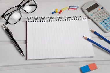 dizüstü bilgisayar ve ofis malzemeleri