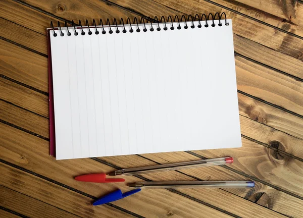 Cuaderno y pluma colorida — Foto de Stock