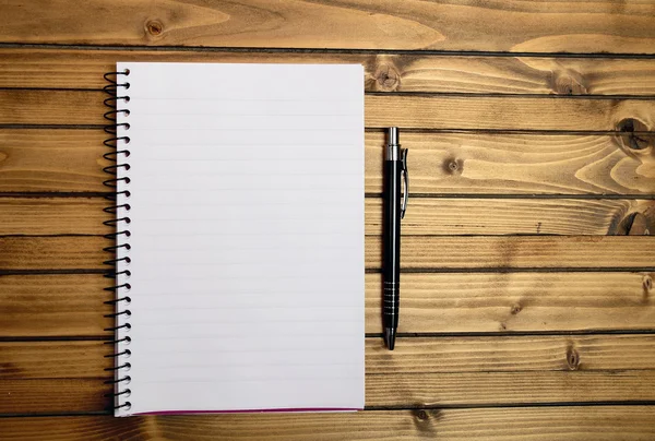 Leeres Notizbuch mit Stift auf dem Tisch — Stockfoto