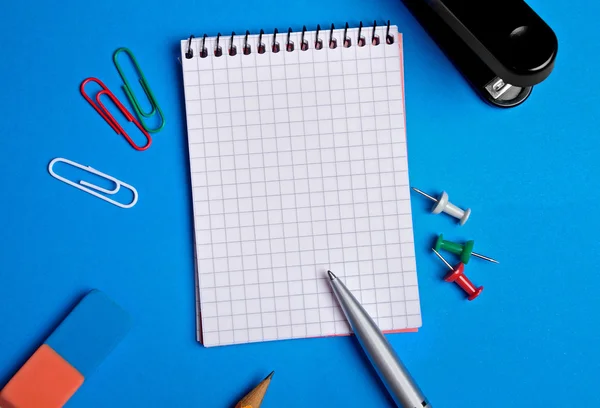 Empty notebook with office supply on background — 图库照片