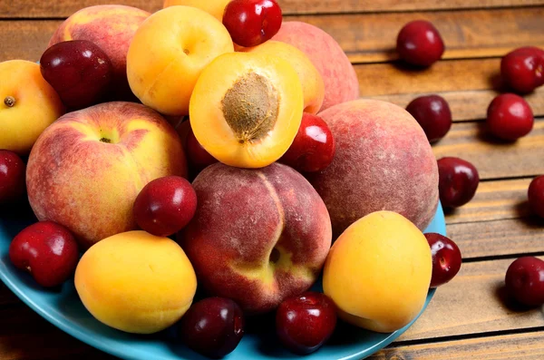 Plate with variety fruits on table — Stock Photo, Image