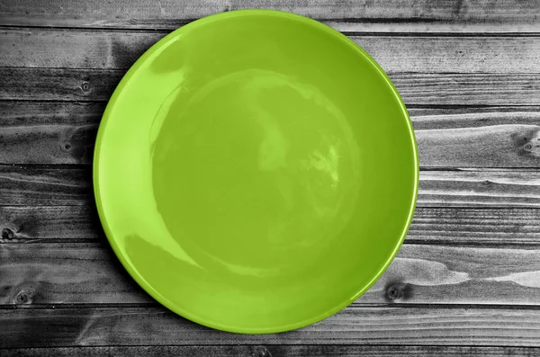 Пустая зеленая тарелка на столе — стоковое фото