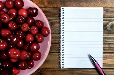 Kiraz meyve ve Not Defteri ile plaka