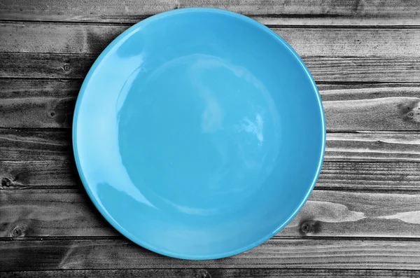 Lege blauw bord op tafel — Stockfoto