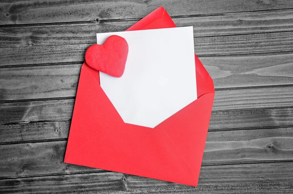 Envelope vermelho com papel vazio — Fotografia de Stock