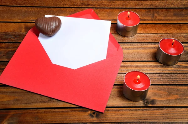 Papel vazio com envelope vermelho — Fotografia de Stock